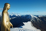 46 Pizzo Baciamorti (2009 m.) con la Madonnina del CEA